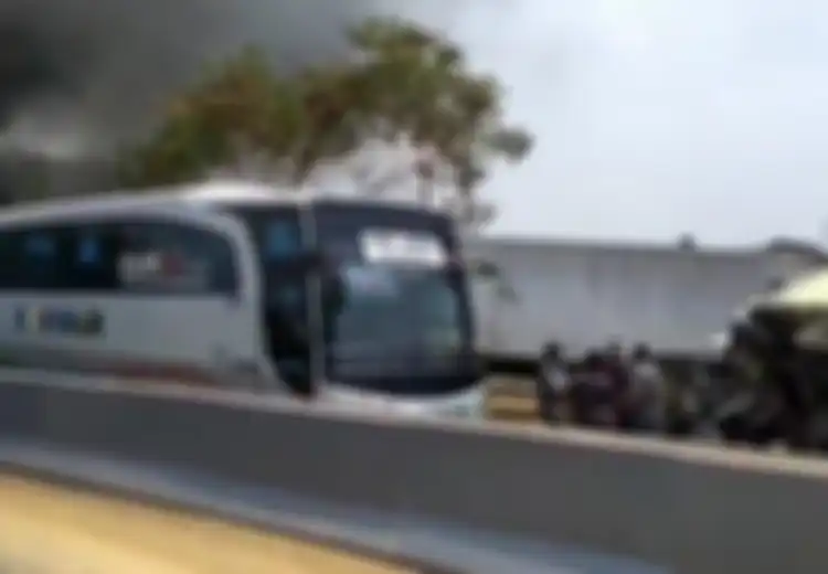 Kecelakaan Beruntun Tol Cipularang: Posisi Tepat di Belakang Sumber Kecelakaan, Bus Ini Justru Cuma Lecet Sementara yang Lain Ringsek Terbakar