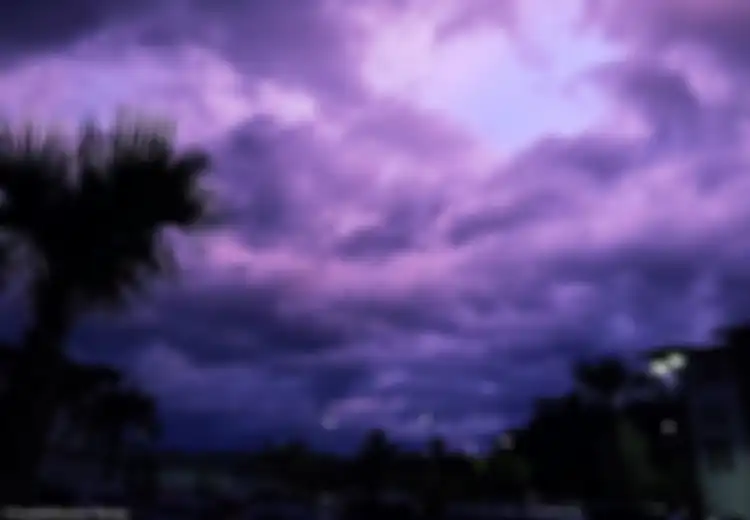 Foto-foto Pemandangan Menakjubkan di Langit Setelah Badai Dorian, 'Kita Dihadiahi Langit Ungu Malam Ini'
