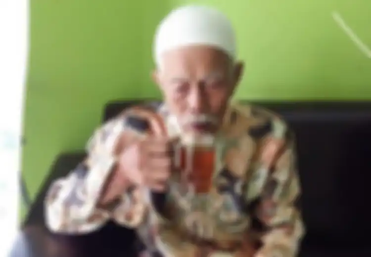 Setiap Bulan Suro Mendaki Bulan Lawu, Kakek 81 Tahun yang Ditemukan Tersesat dan Tergeletak Tak Berdaya Ini Dijemput Mutholib