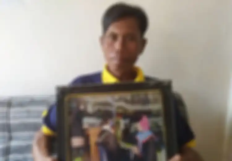 Betapa Bangganya Saningrat, Tukang Becak yang Lihat Anaknya Berhasil Raih Gelar Doktor, Sidang Terbuka Diuji 7 Profesor Menggunakan Bahasa Inggris