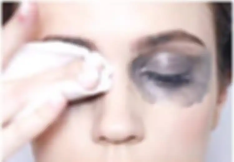 Suka Malas dan Asal-asalan Bersihkan Make Up Sepulang Kerja, Terjadi Hal Mengerikan pada Bulu Mata Wanita Ini
