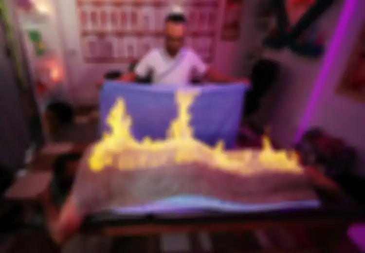 Terapkan Teknik Firaun Kuno, Tukang Pijat Ini 'Bakar' Tubuh Klien untuk Berkomunikasi dengan Tubuh Manusia