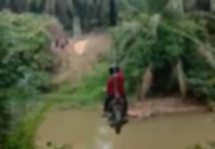 Daripada Memutar Sejauh 18 Kilometer, Berikut Fakta Seputar 'Motor Flying Fox' yang Seberangi Sungai Selebar 14 Meter