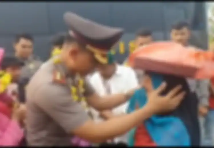 Bocah Penjual Onde-onde ini Nekat Terobos Barisan Polisi Untuk Bertemu Kapolres Padang, Ternyata Hanya Untuk Ucapkan Hal Ini