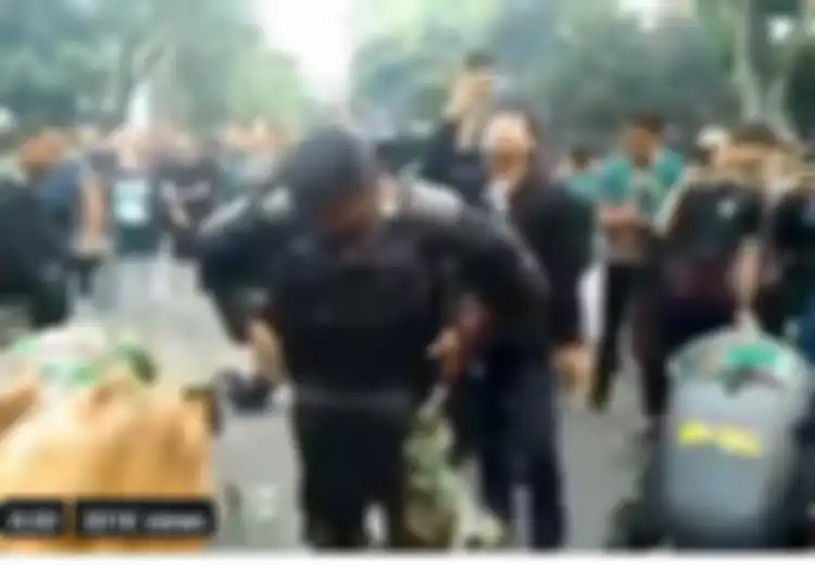 Saat Aksi Demonstrasi Berlangsung, Anggota TNI Ini Tiba-tiba Preteli Rompi Anti Pelurunya dan Lakukan Hal Tak Terduga