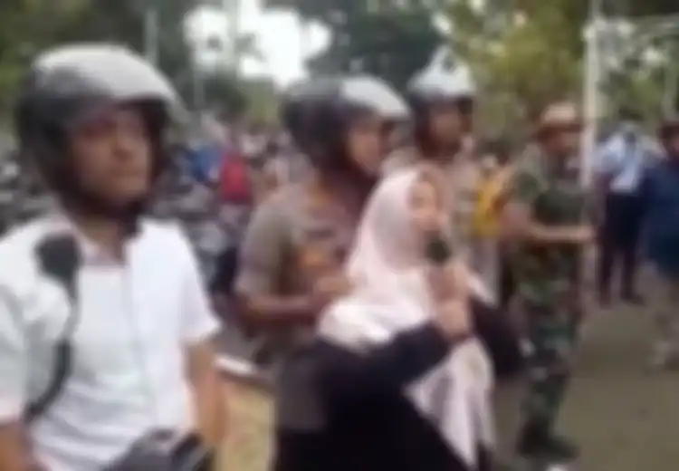 Tak Rela Anaknya Ikut Demo, Ibu Ini Ikut Turun ke Jalan Lalu Kirim Pesan Seperti Ini
