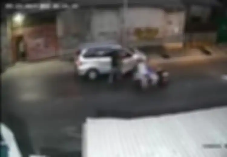 Waspadalah! Kasus Terbaru: Ditinggal Sejenak untuk Tutup Garasi, Mobil Dibawa Kabur Pencuri