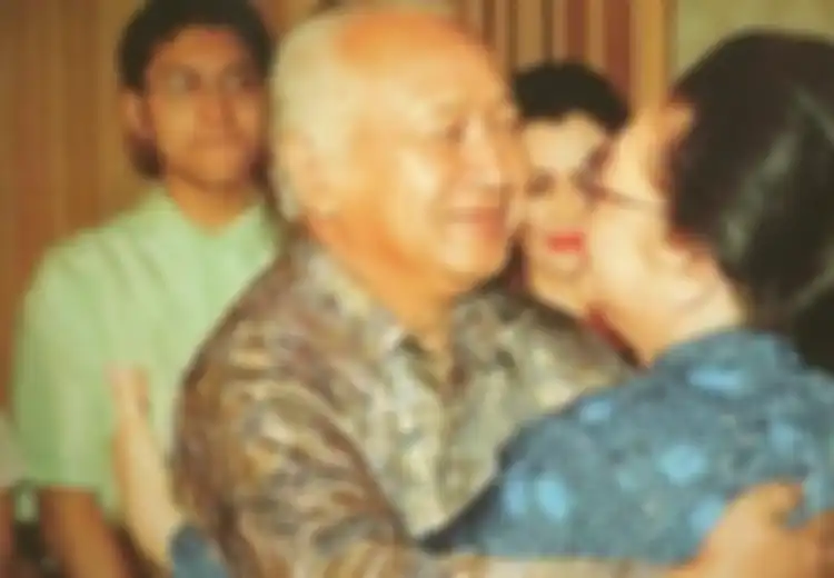 Hanya Diterangi Cahaya Lilin Redup Beginilah Kisah Soeharto Nikahi Ibu Tien, Usai Menikah Pun Tak Sempat Rasakan Malam Pertama karena Deru Peluru Belanda