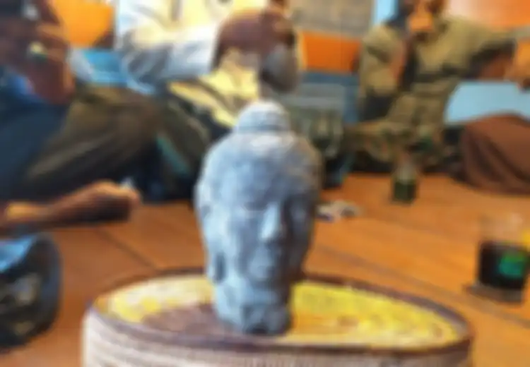 Ditemukan di Ladang, Kepala Patung Buddha Dibawa Pulang untuk Mainan Cucu Penemunya, Diduga Kini Patung 'Sedih' karena Muncul Tanda Ini di Wajahnya