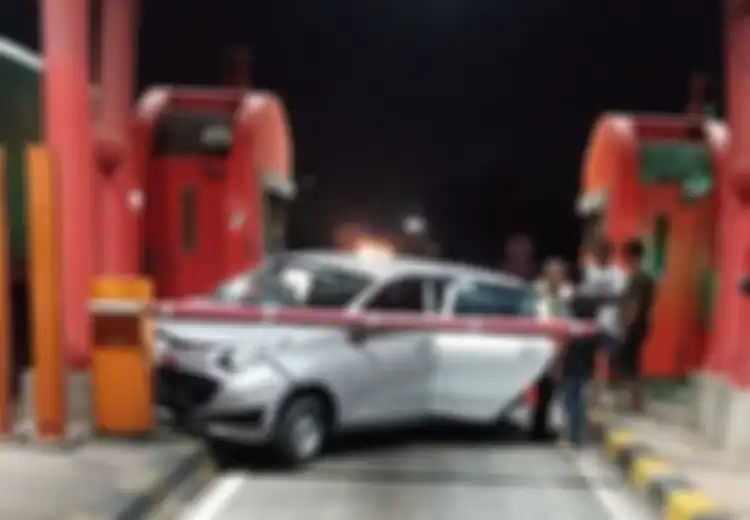 Modal 'Power of Kepepet' karena Barang Berharga Dirampas, Sopir Truk Tancap Gas Tabrak Mobil Perampok di Tol Tangerang - Merak