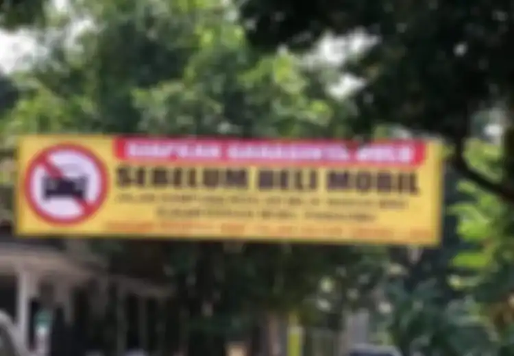 Marak Bermobil Tak Bergarasi, Parkir Sembarangan di Pinggir Jalan, Benarkah Gara-gara Termakan Gengsi?