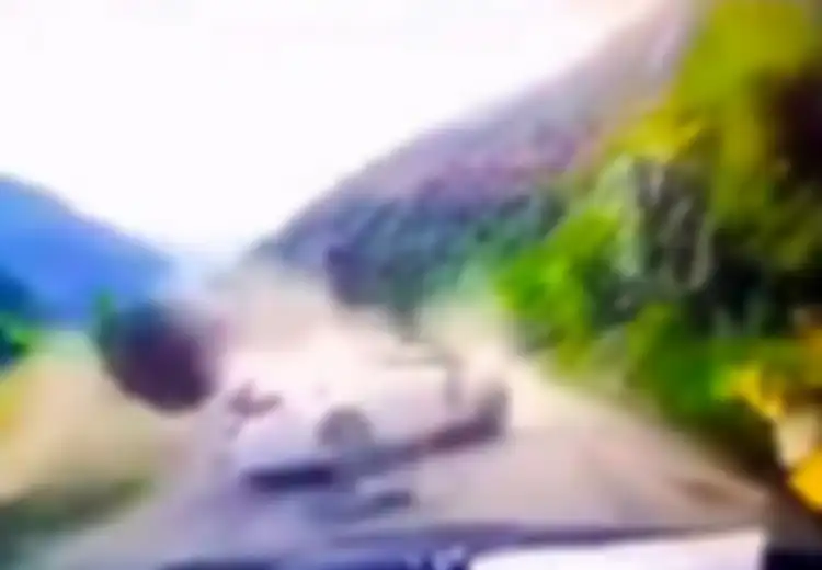 Mobilnya Hancur Setelah Tertimpa Batu Besar dari Gunung, Pengemudi Ini Ditemukan dalam Kondisi yang Bikin Geleng-geleng Kepala