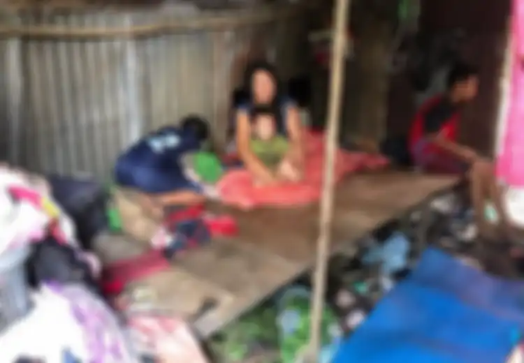 Rumah Dijual Mertua, Keluarga Ini Tinggal di Gubuk Mirip Kandang Ayam, Keseharian Mencari Ubi di Hutan untuk Makan