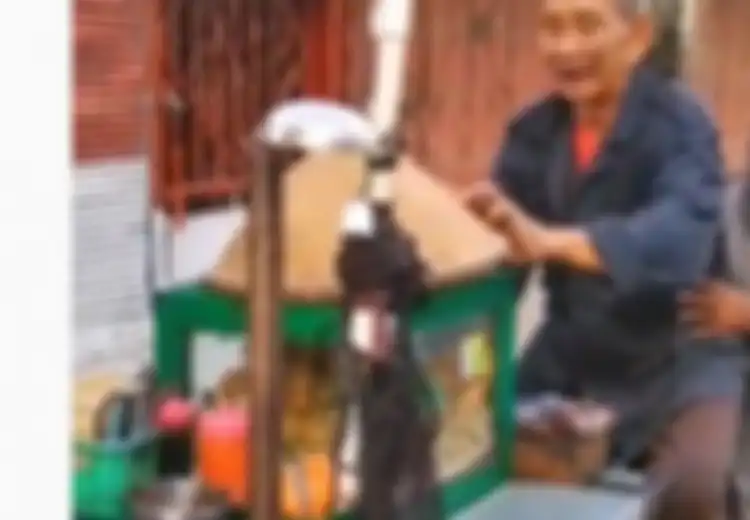 Menua Bersama, Kakek Slamet Bonceng Istrinya Kayuh Gerobak Belasan Kilometer Berkeliling Jualan Bakso