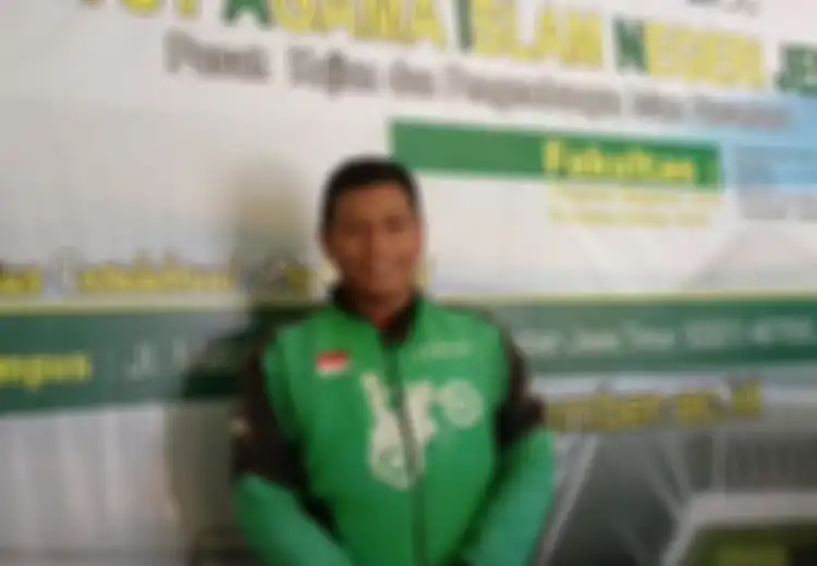 Tertatih-tatih Bayar Kuliah, Driver Ojek Online Ini Tiap Kuliah Pakai Jaket Ojol hingga Lulus S2 Cum Laude