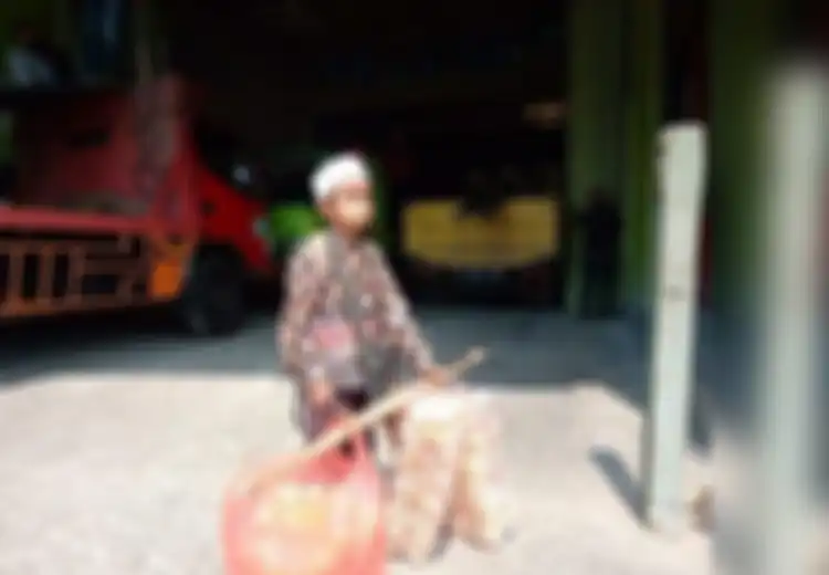 Orangtuanya Tak Ada, Bocah 12 Tahun Ini Terpaksa Putus Sekolah dan Jualan Kerupuk Keliling Kampung Demi Nafkahi Nenek dan Bibinya