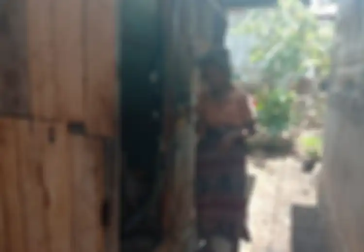 Sedih, Nenek 70 Tahun Ini Tinggal di Gubuk Reyot Bekas Toilet Warga, Tanpa Listrik, dan Tidur di Atas Papan-papan Bekas