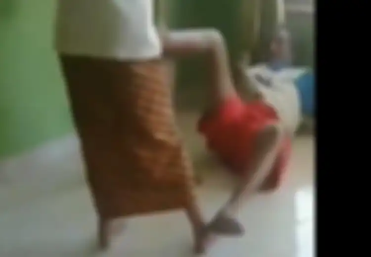 Diduga Karena Perkara Penjualan Kambing, Video Pemuda Tendang Kakeknya Ini Viral, Keluarga: 'Cari Musuh Begitu Mudah'