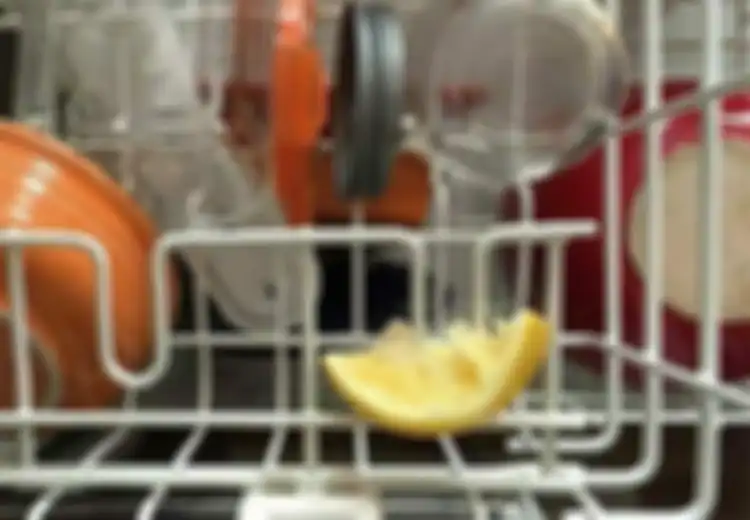 Jangan Dibuang! Coba Taruh Irisan Lemon Bekas di Rak Piring, Anda Akan Terkejut Mengetahui Hasilnya Ini