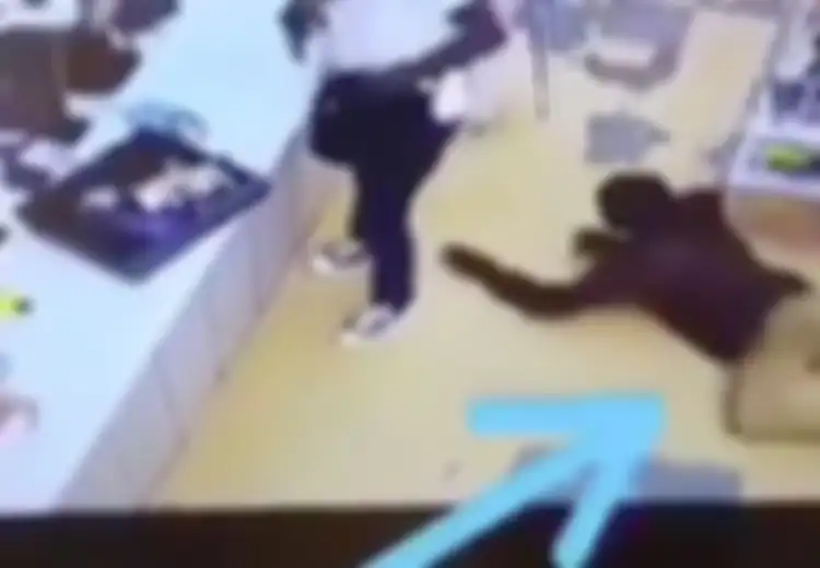 Sungguh Bodoh Perampok Ini, Berhasil Merampok Toko, Tapi Uang Hasil Rampasannya Langsung Raib Dicuri Korbannya Sendiri dengan Cara Tak Terduga Ini