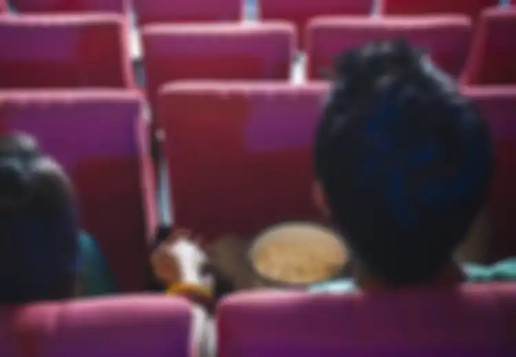 Wanita Ini Tertidur di Bioskop, Saat Bangun Ada Pria Asing Menggenggam Erat Tangannya Lalu Berpisah Tanpa Sepatah Kata, Begini Kabar Keduanya Sekarang
