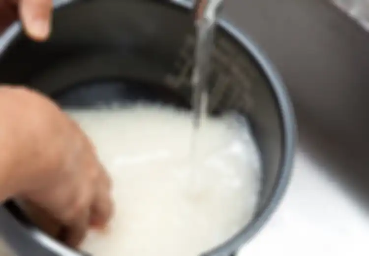 Dibuang Sayang, Mandi dengan Air Bekas Cucian Beras Ternyata Bisa Rasakan Perubahan Tak Terduga ini pada Tubuh!
