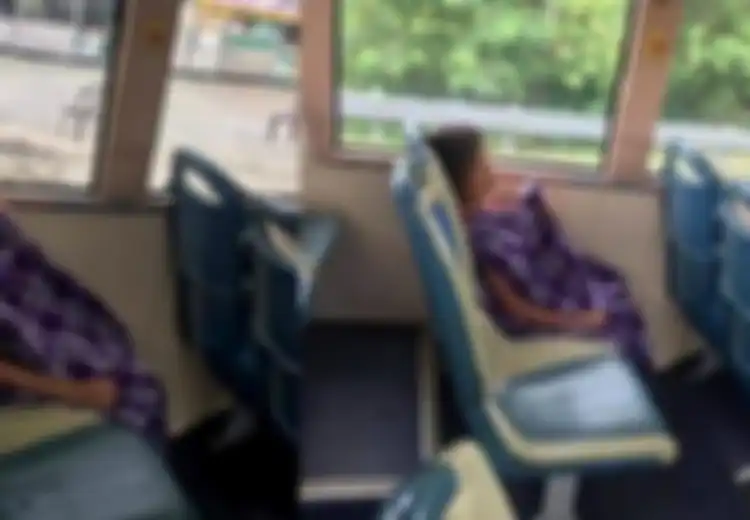 Pilu! Tertangkap Kamera, Seorang Bocah Habis Disunat Naik Angkutan Umum Sendirian, Tak Disangka Ada Kisah di Baliknya yang Bikin Iba