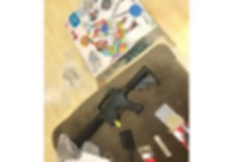 Pasangan Ini Mendapatkan Hadiah Bayi Yang Bagus Dan Murah Tapi Justru Malah Menghadiahi Bayi Teman Mereka Pistol Setelah Membeli Di Toko Seperti Ini