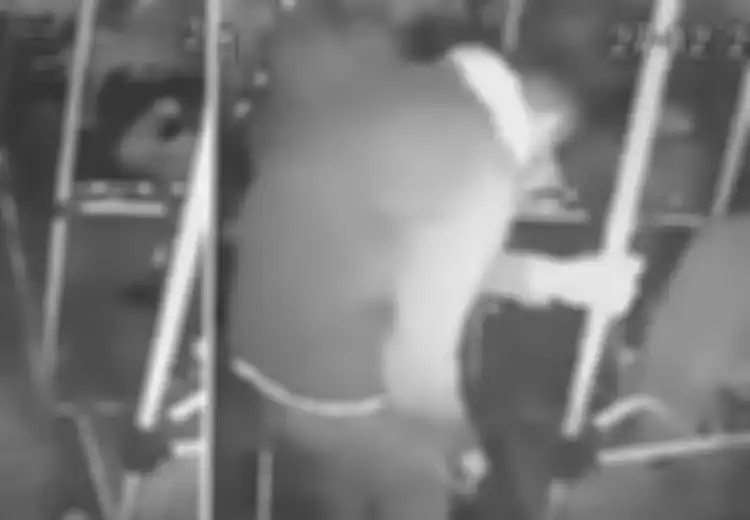 Berhasil Menyusup ke Dalam Bus untuk Merampok, Pria Ini Justru Lakukan Hal Bodoh yang Bikin Ia Gagal Merampok dan Bahkan Kesakitan