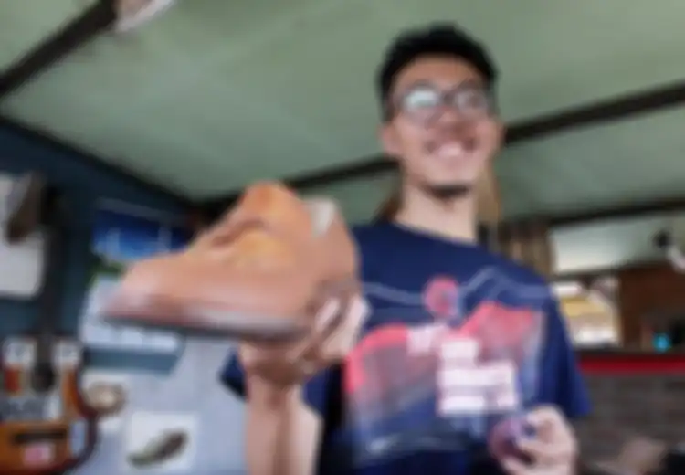 Mengolah Bahan yang Selama Ini Jadi Limbah, Pria Putus Kuliah Ini Bikin Sepatu dari Kulit Ceker Ayam yang Sudah Mendunia