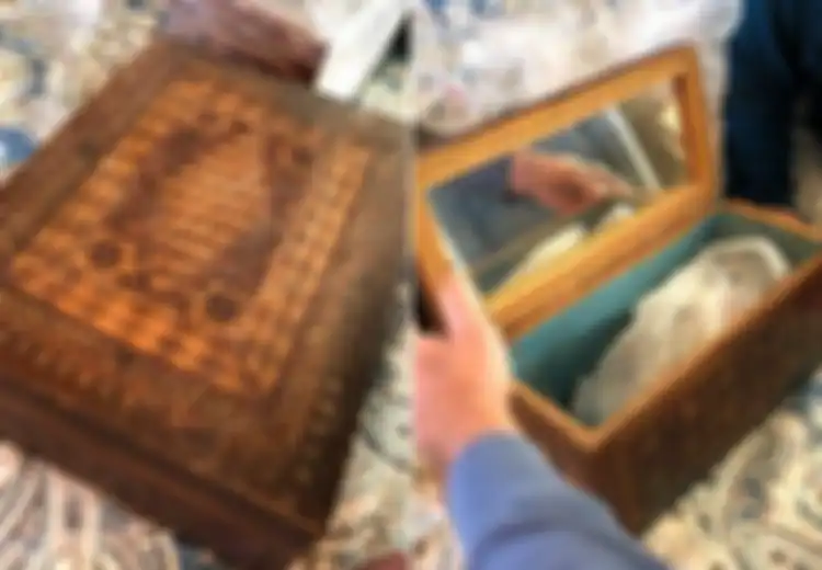 100 Tahun Setelah Perampok Ini Dipenjara, Hasil Rampokannya dalam Peti Misterius Dibuka, Isinya Bikin Semua Orang Sedih Sekaligus Kaget Karna Hanya Mendapati Benda Tak Berharga Ini