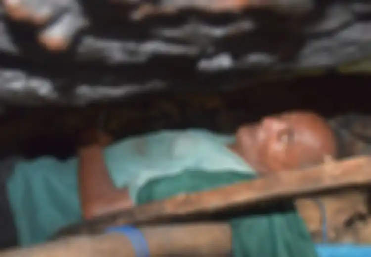 10 Tahun Tinggal Dalam Goa dan Hidup Sebatang Kara, Pria Berumur 50 Tahun Ini Tidur di Bawah Tebing dan Khawatir Saat Air Pasang: 'Kalau Malam Dingin Sekali'