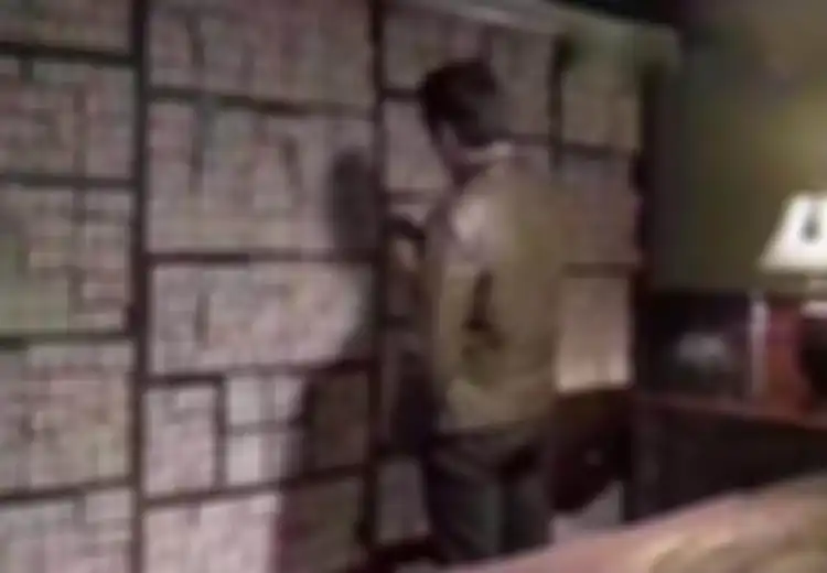 Pura-pura Tinggal di Rumah Kecil dan Sederhana, Ternyata Dinding Rumah Itu Terbuat dari Uang Hasil Korupsi Jumlahnya Berton-ton, Kisahnya Bikin Geleng-geleng Kepala!