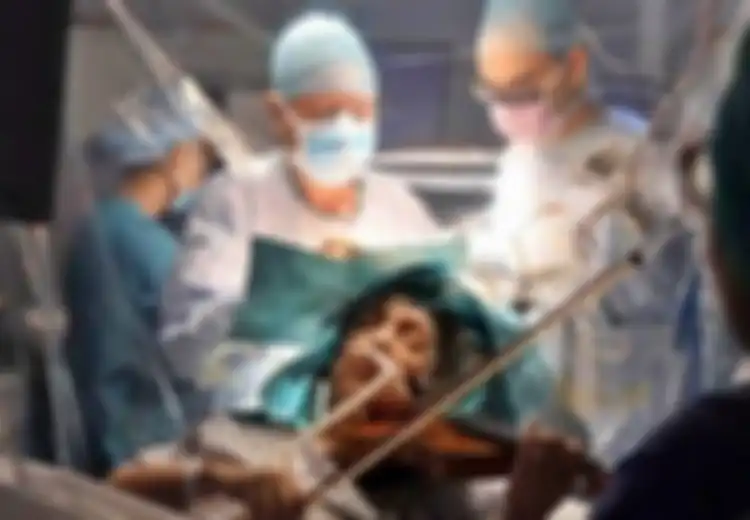 Meski Sedang Jalani Operasi Pengangkatan Tumor di Otaknya, Pasien yang Satu Ini Sengaja 'Bertingkah' Sambil Memainkan Biolanya Tanpa Terganggu Sedikitpun