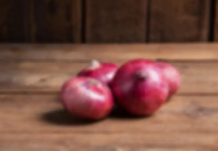 Coba Gosokkan Bawang Merah ke Punggung Tangan, Lihat Hal Menakjubkan yang Terjadi pada Tubuh Anda!
