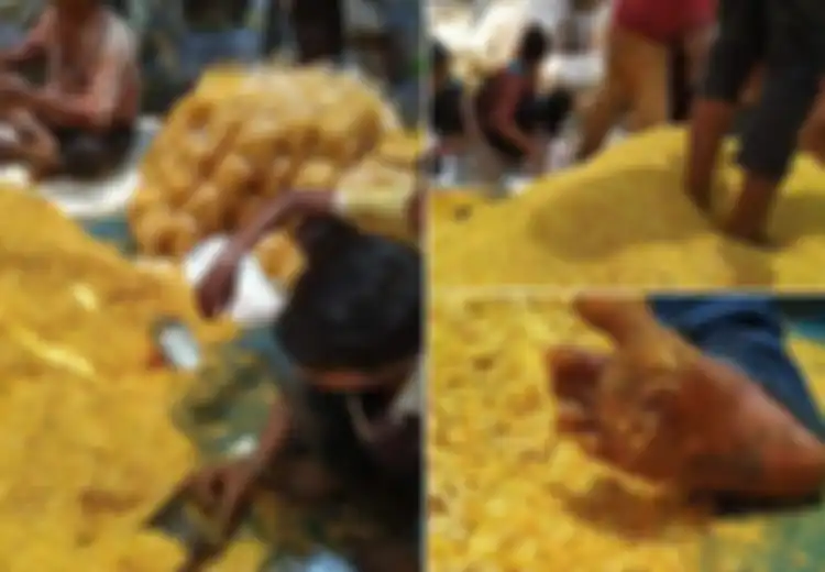 Masih Mau Makan? Pengemasan Snack Ini Ternyata Jauh dari Kata Higienis, Dilakukan Sembarangan di Lantai dan Terkena Kaki Pekerjanya Seperti Ini