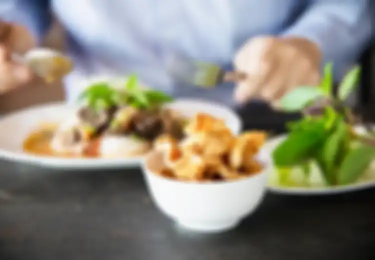 Seorang Pria Terkejut Bukan Main Saat Menemukan Bagian Tubuh Manusia Ini di Dalam Seporsi Kari Babi yang Dipesannya di Restoran, Justru Teka-teki Dari Mana Benda Itu Berasal Tak Terpecahkan