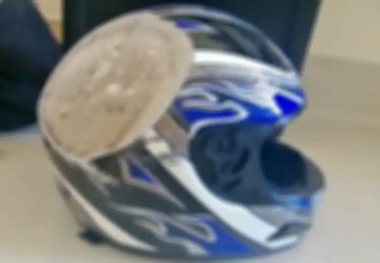 Ketika Hidup dan Mati Hanya 'Dipisahkan' oleh Helm, Foto-foto Ini Tunjukkan Bagaimana Helm Berhasil Menyelematkan Penggunanya dalam Kecelakaan, Nyaris!