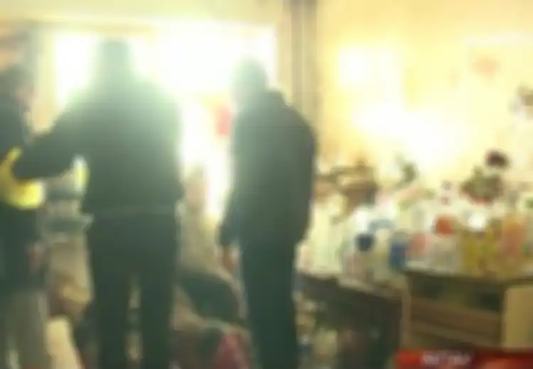 Bau Busuk Menyeruak, Tetangga Terkejut Selama 3 Tahun Keluarga Ini Kencing dalam Botol dan Menyimpannya Hingga 300 Botol, Setelah Ditakar Jumlah Urinnya Mencengangkan