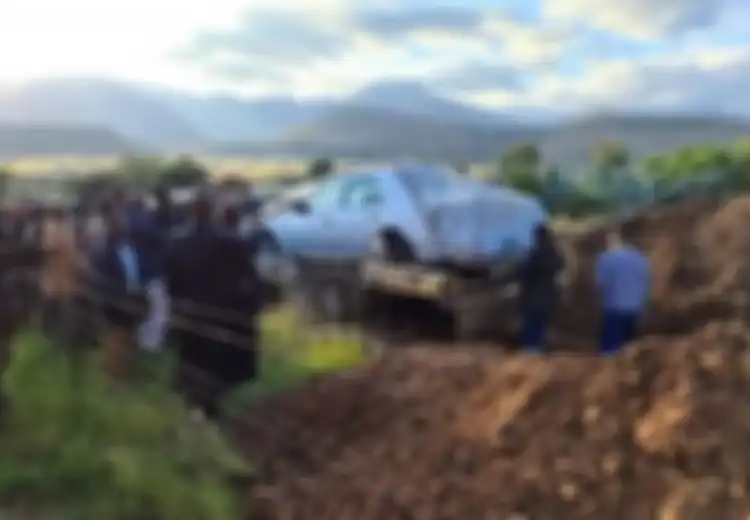 Bikin Petugas Kelelahan, di Tengah Pandemi COVID-19 Pria yang Meninggal Ini Dikuburkan Terduduk Rapi di Belakang Kemudi Dalam Mobil Kesayangannya, Keluarga: 'Semoga DIa Bahagia'