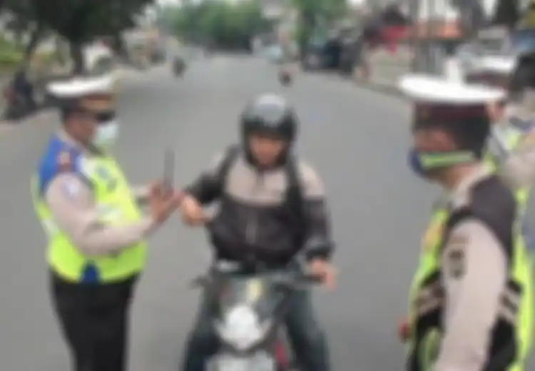 Masih Banyak Pengendara Motor yang Tidak Pakai Masker Saat PSBB Jakarta, Langsung Kena Sanksi Pidana atau Denda Rp100 Juta?