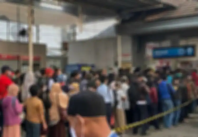 Ada Lebih dari 2.000 Kasus Virus Corona dan Sudah Terapkan PSBB, Faktanya Stasiun KRL Masih Dipenuhi Warga Jakarta