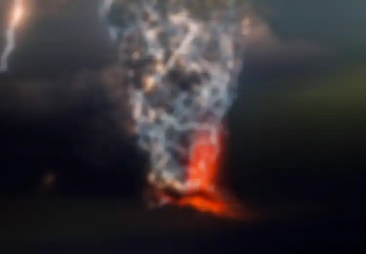 Petir Vulkanik, Fenomena Unik saat Kilatan Halilintar Berada di Sekitar Gunung Api yang Sedang Meletus, Apa Penyebabnya?
