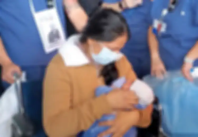 Dokter Sampai Menangis, Pasien Corona yang Melahirkan Bayinya dalam Kondisi Kritis Akhirnya Bertemu dengan Bayinya untuk Pertama Kali Setelah Pulih
