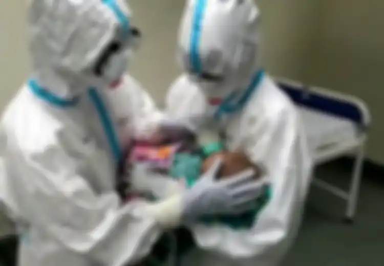 Kisah Heroik 4 Perawat yang Bergantian Merawat Bayi Berusia 3 Bulan Setelah Keluarga Sang Bayi Terinfeksi Corona