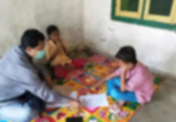 Viral Cerita Pilu di Tengah Pendemi, Seorang Guru di Sumenep Jawa Timur Rela Datangi Satu-satu Rumah Siswanya karena Tak Semua Punya Fasilitas Belajar Online