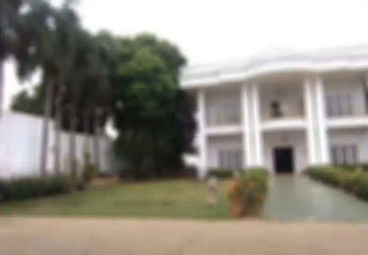 Apakah Pertanda Baik? Ini Mimpi Masuk Rumah Besar Berwarna Putih