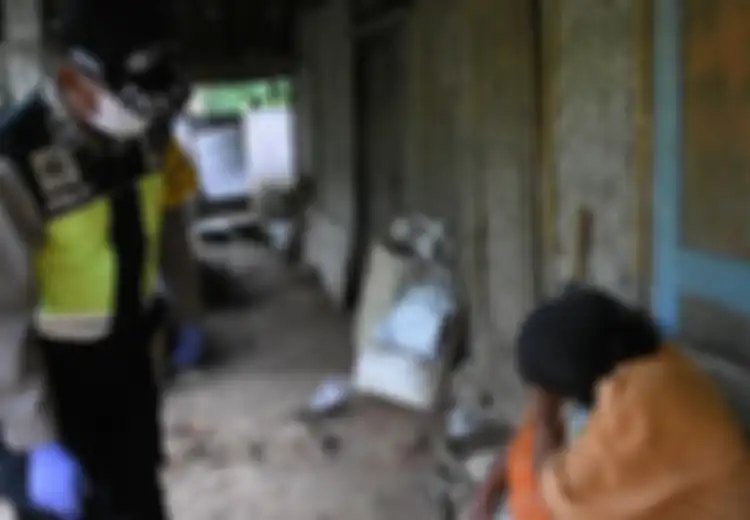 Tak Pernah Kebagian Jatah Sembako meski Hidup Sebatang Kara, Mbah Katinem Nangis Histeris Baru Kali Ini Dapat Paket Bantuan: 'Matur Suwun Sanget'