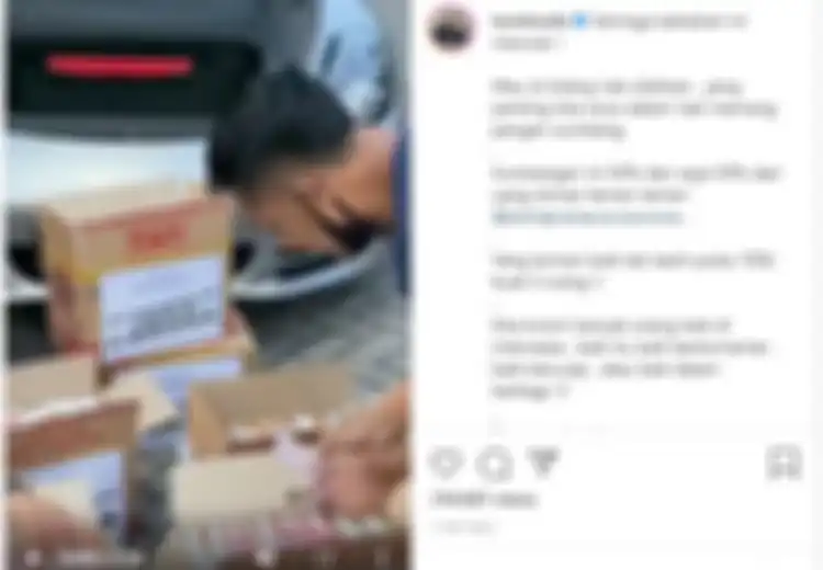 Sambil Naik Porsche, 'Crazy Rich Surabayan' Ini Bagi-bagi Kardus yang Isinya Uang Jutaan Rupiah ke Warga di Jalan, Ini Videonya!