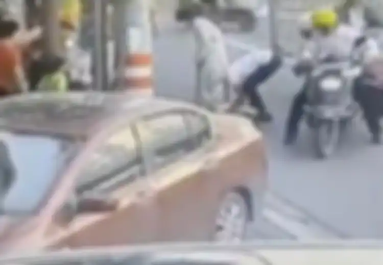 Tak Merasakan Apapun Seorang Wanita Tak Sadar Melahirkan Ketika Sedang Jalan-jalan, Tau-tau Bayinya Sudah Jatuh ke Jalan